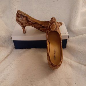Karen Scott Pumps